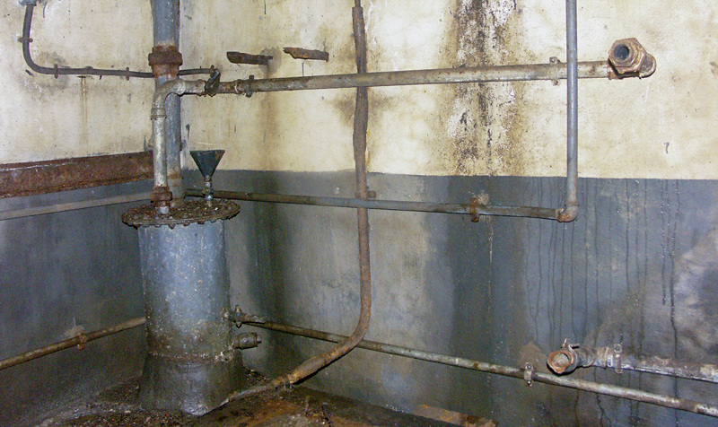 Ligne Maginot - HOCHWALD Haut Avant - Bloc 20 - O7 ( Observatoire d'artillerie ) - Usine
Un système de filtration des gaz d'échappement permettait de réduire notablement les émissions de fumées à l'extérieur, afin de les rendre moins visibles à l'observation ennemi.
Les gaz d'échappement passent au travers d'un réservoir d'eau qui retient la plupart des particules en suspension dans les fumées