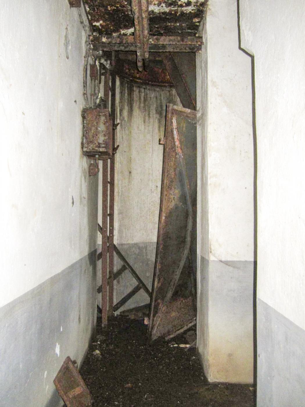 Ligne Maginot - HOCHWALD HAUT AVANT - BLOC 20 - O7 - (Observatoire d'artillerie) - Couloir de l'entrée et accès à la cloche GFM-J2 - Gregory Fuchs