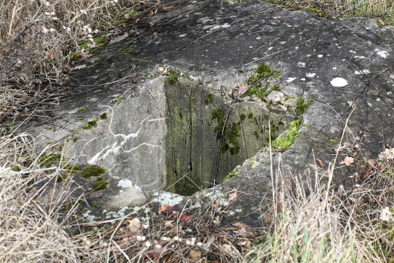 Ligne Maginot - Ct46 ( Cuve pour arme d'infanterie ) - L'accès a la tourelle, quand celle-ci était en place. - www.arnaultjl-photo.com