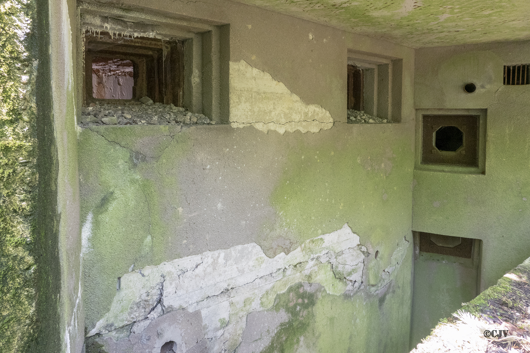 Ligne Maginot - DRACHENBRONN Sud Est ( Casemate d'infanterie ) - Les créneaux JM et canon de 37 et les deux créneaux FM de défense rapprochée - Lia VERMEULEN