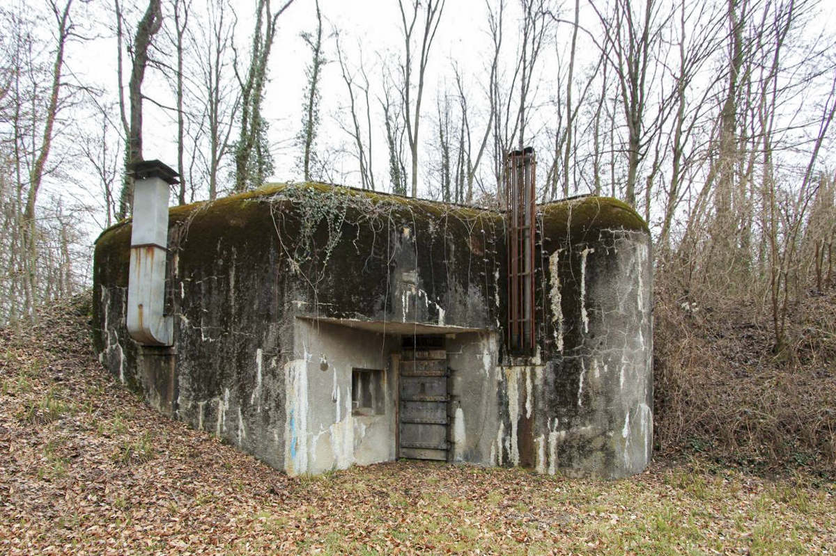 Ligne Maginot - GRASERSLOCH - (Abri) - Le coffre d'entrée Ouest avec les cheminées d'évacuation des fumées et gaz de l'usine éléctrique - GRAMI