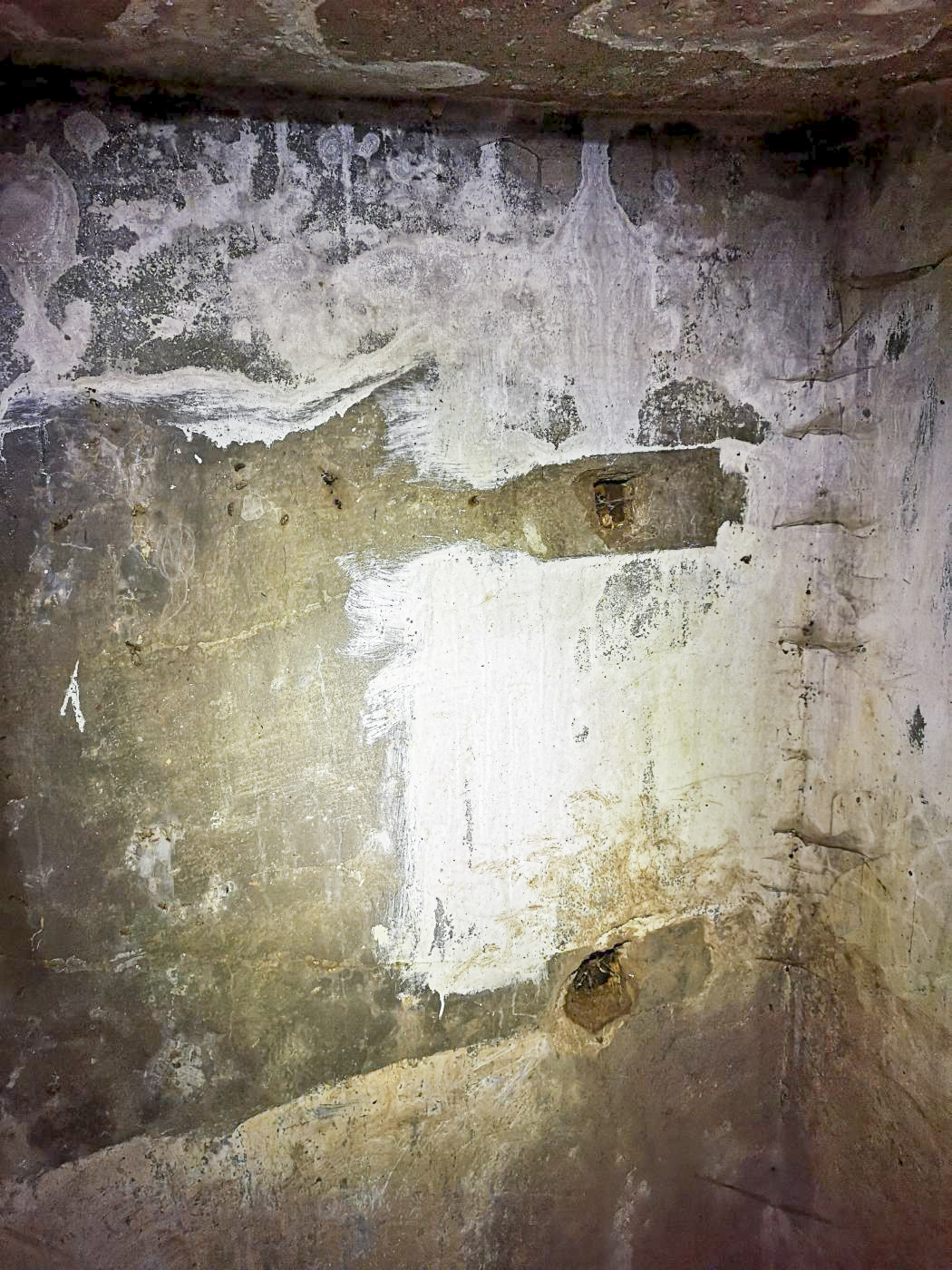 Ligne Maginot - U1 - (Chambre de coupure) - L'angle droit de la chambre de coupure, avec l'ancien emplacement du répartiteur. - DK_Antoine4