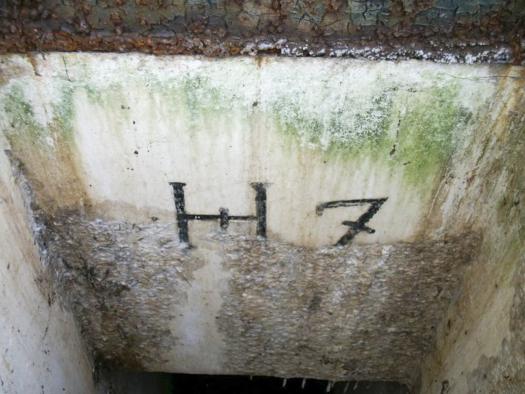 Ligne Maginot - H7 - (Chambre de coupure) - Cartouche gravé dans le puits d'accès de la chambre de coupure - GRAMI