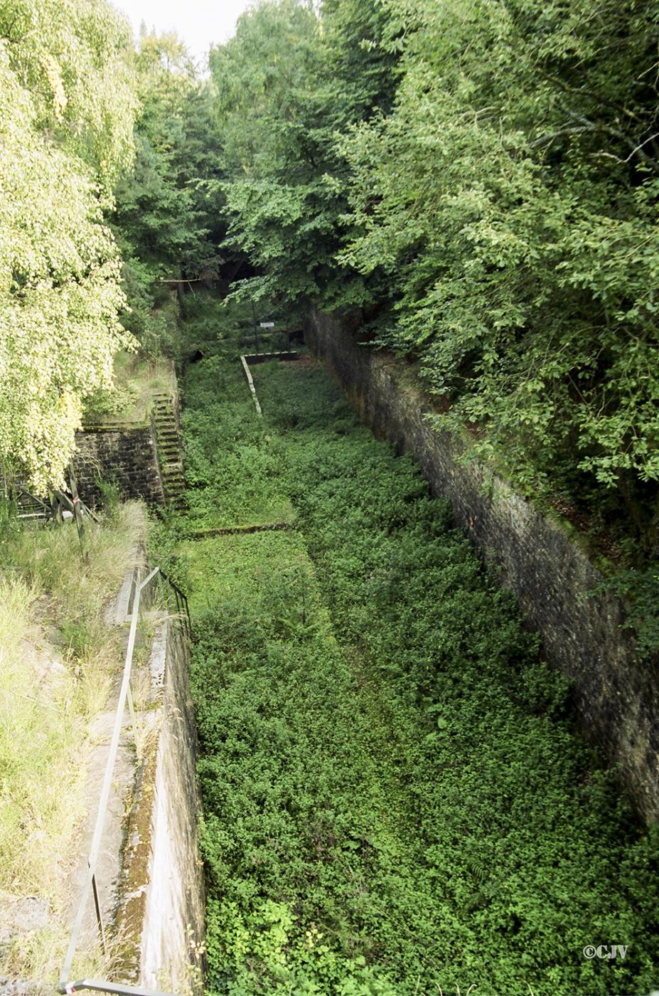 Ligne Maginot - HOCHWALD (FOSSé ANTICHAR DU) - (Obstacle antichar) - Le fossé antichar au niveau de la casemate C5 - Lia VERMEULEN