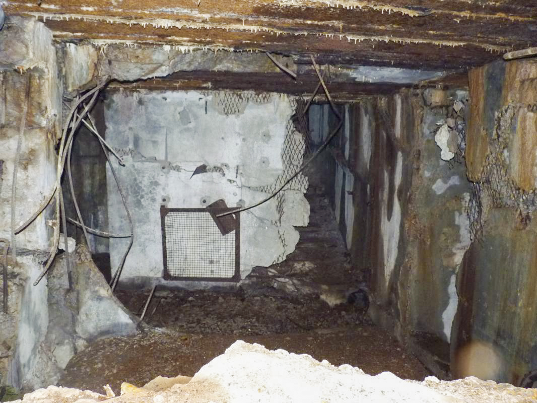 Ligne Maginot - HOCHWALD C2 ( Casemate d'infanterie ) - Un local, derrière la chambre de tir. Sur le mur du fond, les supports d'un central téléphonique TM 32 pour standard à 8 directions. - Aditus