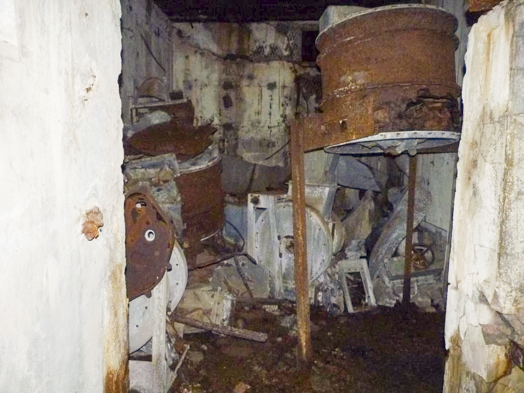 Ligne Maginot - HOCHWALD C2 ( Casemate d'infanterie ) - Le local des filtres et ventilateurs - Aditus