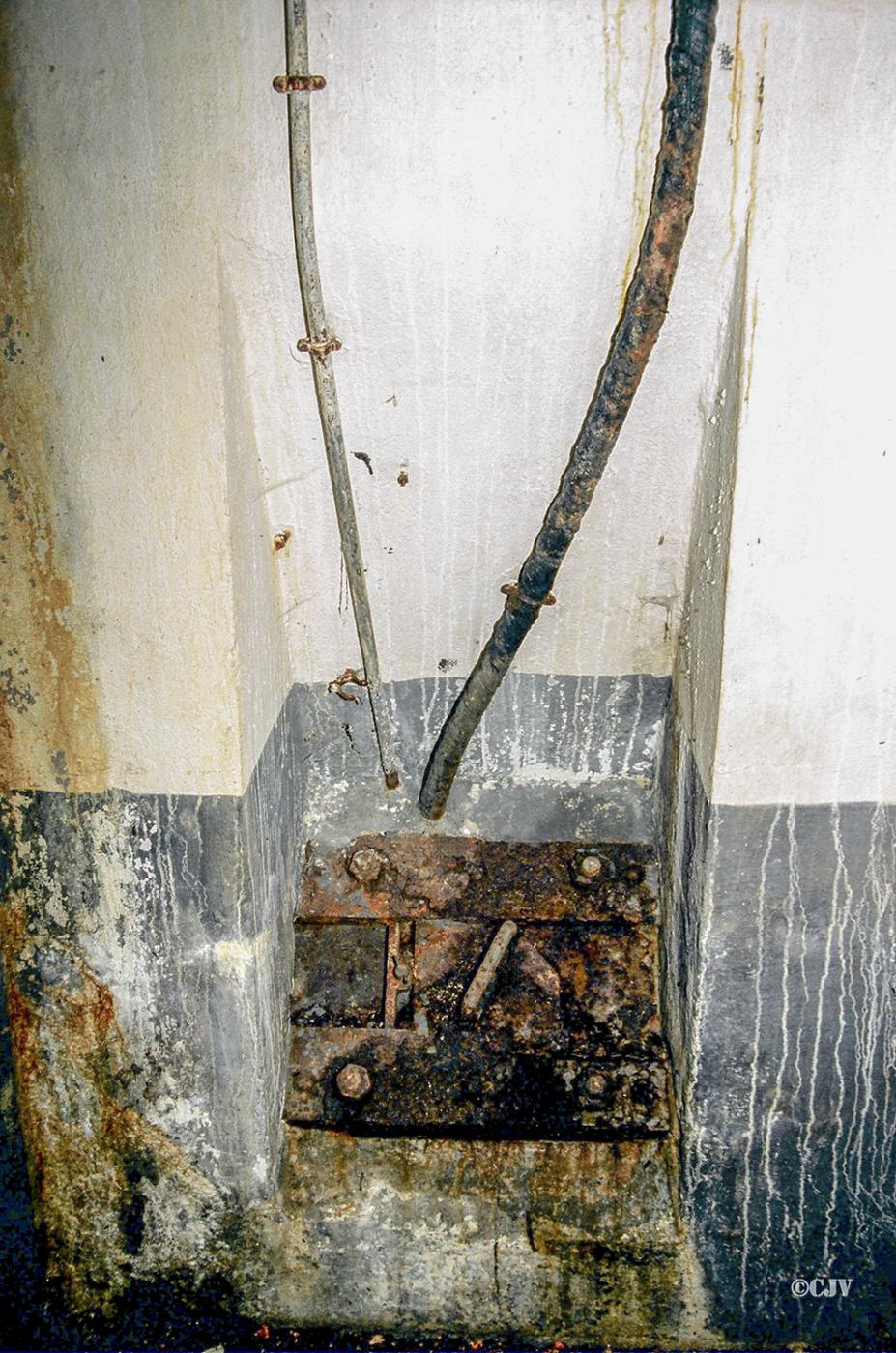 Ligne Maginot - HOCHWALD C3 ( Casemate d'infanterie ) - Créneau FM défendant le puits d'accès de l'issue de secours - Lia VERMEULEN