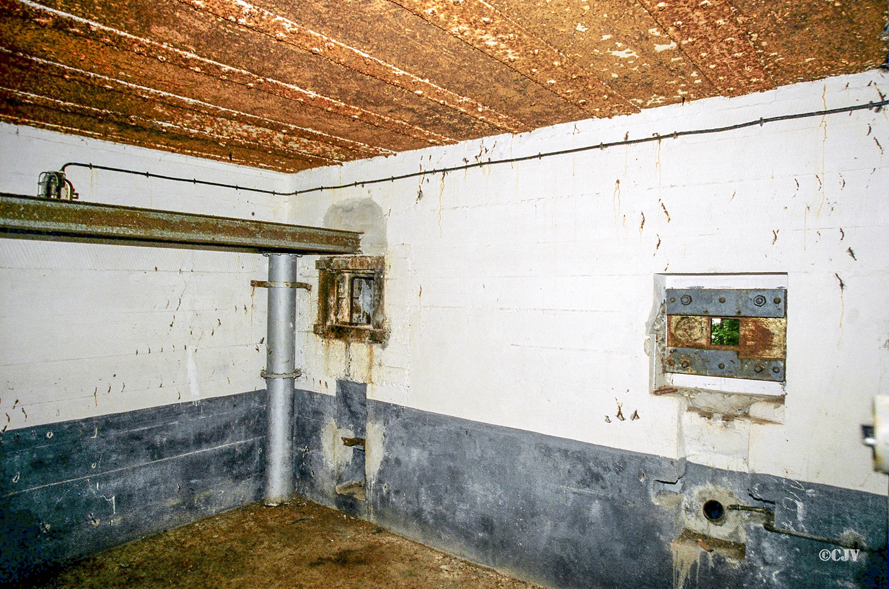 Ligne Maginot - HOCHWALD C3 ( Casemate d'infanterie ) - Chambre de tir haute, créneaux modifiés après guerre. Un créneau JM a été remplacé par un créneau FM, tandis que le créneau JM conservé était prévu pour un canon antichar de 37 (présence d'un bi-rail) - Lia VERMEULEN