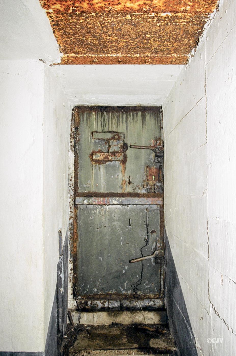 Ligne Maginot - HOCHWALD C3 ( Casemate d'infanterie ) - Porte blindée de l'entrée, récupérée après guerre sur un ouvrage allemand du Westwall - Lia VERMEULEN