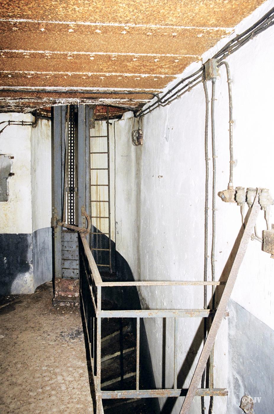 Ligne Maginot - HOCHWALD C3 - (Casemate d'infanterie) - Le puits de la cloche GFM et l'escalier menant à la casemate basse - Lia VERMEULEN