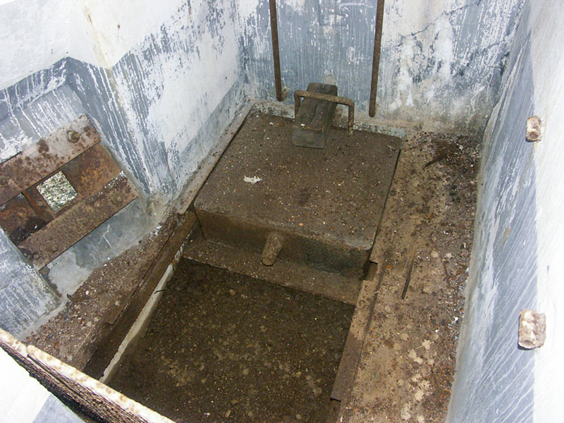 Ligne Maginot - HOCHWALD C3 ( Casemate d'infanterie ) - Issue de secours, la trappe d'accès donnant dans le fossé et le créneau FM de défense rapprochée - Pascal LAMBERT