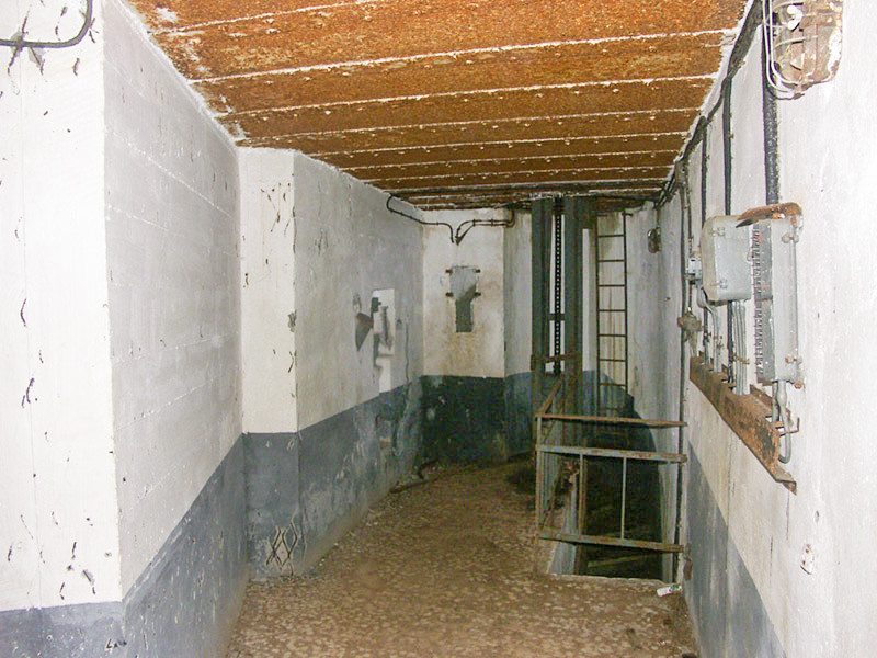 Ligne Maginot - HOCHWALD C3 ( Casemate d'infanterie ) - L'aile droite abritant le créneau FM de façade, la cloche GFM et le central téléphonique - Pascal LAMBERT
