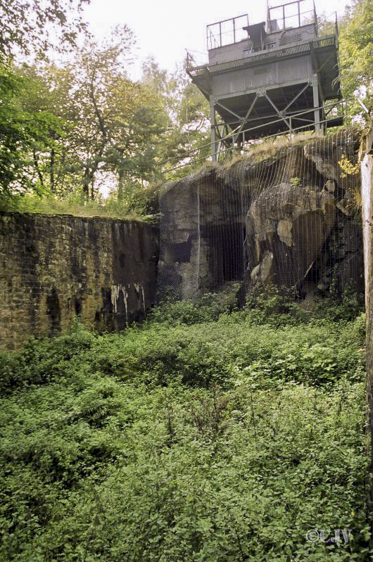 Ligne Maginot - HOCHWALD C5 ( Casemate d'infanterie ) - La casemate et le fossé antichar - Lia VERMEULEN