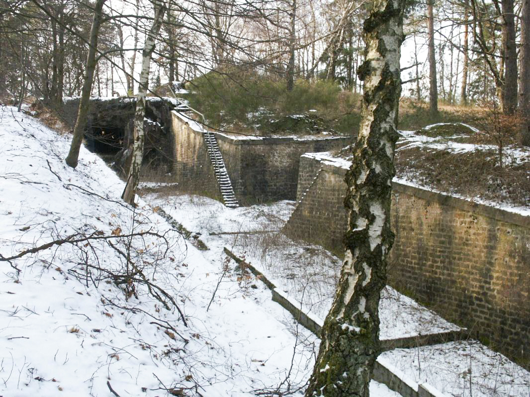 Ligne Maginot - HOCHWALD C5 ( Casemate d'infanterie ) - La casemate et le fossé qu'elle couvre - GRAMI