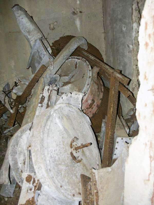 Ligne Maginot - HOCHWALD C8 ( Casemate d'infanterie ) - Les restes des filtres et ventilateurs - GRASSER Michel