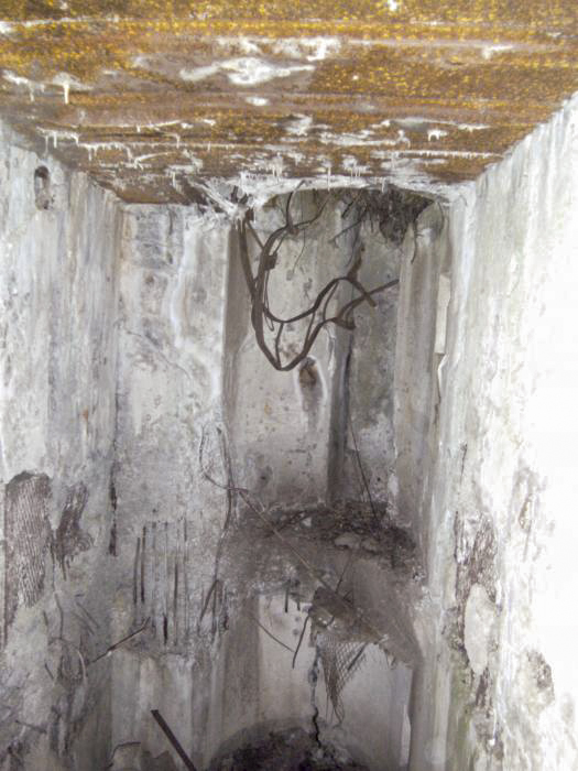 Ligne Maginot - INGOLSHEIM Est ( Casemate d'infanterie ) - L'intérieur de la casemate, la dalle entre les deux niveaux s'est effondrée - GLÜCKSJÄGER GJ13