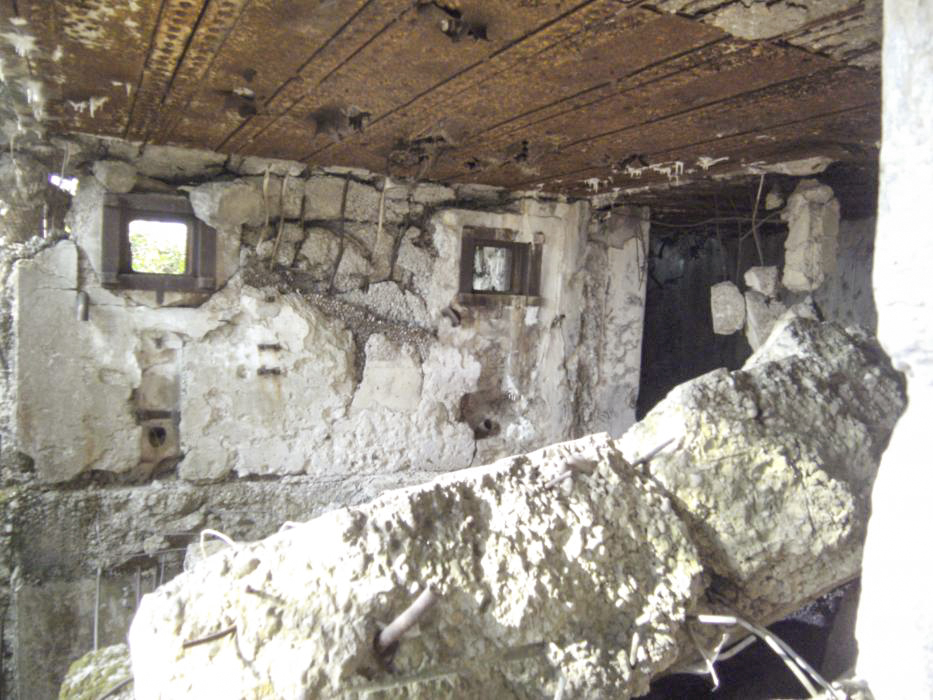 Ligne Maginot - INGOLSHEIM Est ( Casemate d'infanterie ) - L'intérieur de la casemate, la dalle entre les deux niveaux s'est effondrée - GLÜCKSJÄGER GJ13