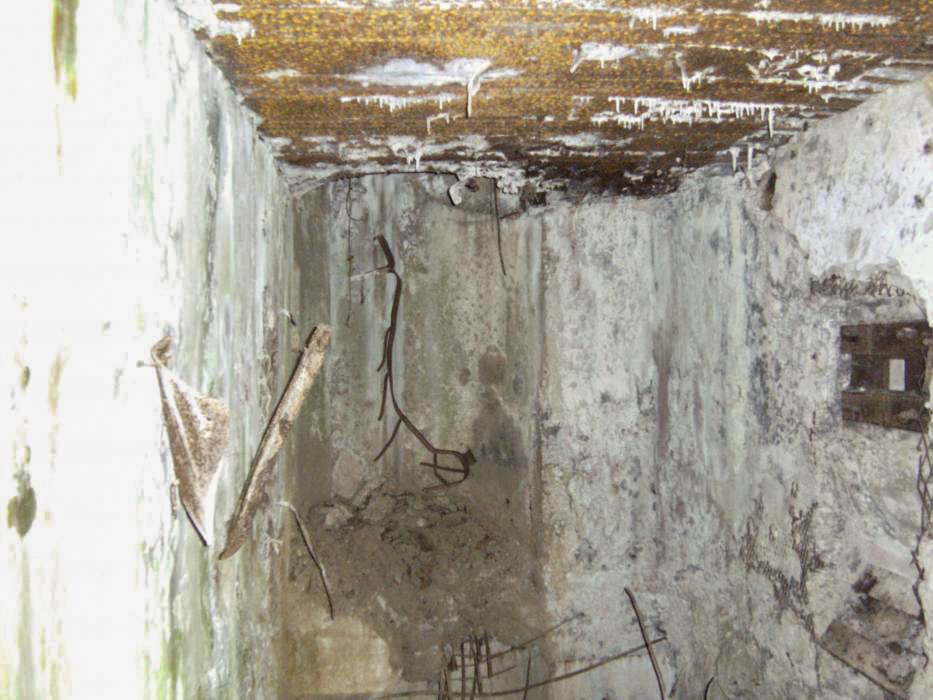 Ligne Maginot - INGOLSHEIM Ouest ( Casemate d'infanterie ) - Les restes de l'intérieur dévasté, la dalle a disparu - GLÜCKSJÄGER GJ13