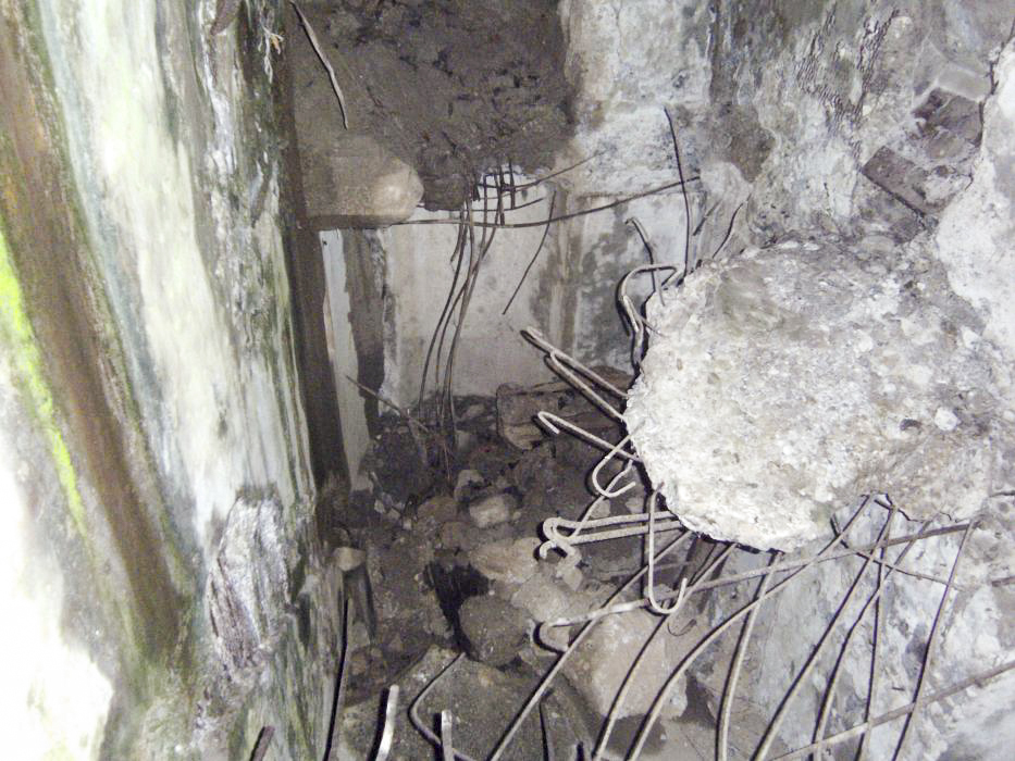 Ligne Maginot - INGOLSHEIM Ouest ( Casemate d'infanterie ) - Les restes de l'intérieur dévasté, la dalle a disparu - GLÜCKSJÄGER GJ13