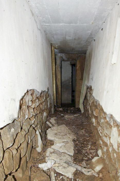 Ligne Maginot - MEMMELSHOFFEN (22° RIF) ( PC de Sous-Secteur ) - Le crépis dégradé permet de découvrir les matériaux employés pour sa maçonnerie - Antoine SCHOEN