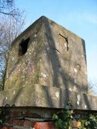 Ligne Maginot - LE QUESNOY - (Stand de tir) - Le blockhaus d'entrainement aux armes antichar
Vue du poste d'observation surplombant la construction.
Noter la fente latérale en plus du créneau d'observation proprement dit