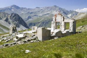 Ligne Maginot - FREJUS - (Casernement) - Ruine du baraquement infirmerie. Cette construction de 1935 a résisté à l'avalanche de fin d'année
