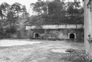 Ligne Maginot - FARGUET - (Dépôt de Munitions) - Photo prise en 1990
Au premier plan, une tole cache l'accès à une citerne souterraine de grande capacité