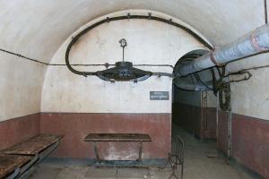 Ligne Maginot - BOIS d'ESCHERANGE - X3 (Quartier Kanfen - I/169°RIF) ( Abri ) - Un second refectoire dans la galerie.
Noter le passage de l'alimentation électrique provenant de l'ouvrage voisin.