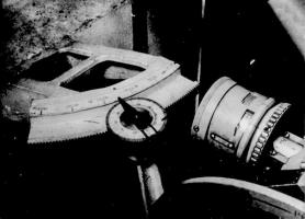 Ligne Maginot - Mortier de 81 mm mle 32 - Les dispositifs de pointage. Sur la gauche, le pointage en direction, , sur la droite, le tambour de réglage de l'évent (portée)
Extrait de 'Beschreibung des 81-mm Flugelminenwerfer im Kasematte'
Origine NARA
