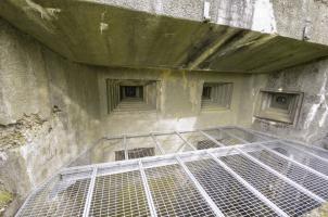 Ligne Maginot - BOIS DU FOUR - A5 - (Ouvrage d'infanterie) - Chambre de tir Est
Les grilles 'antichute' du fossé cachent les embrasures des mortiers de 81