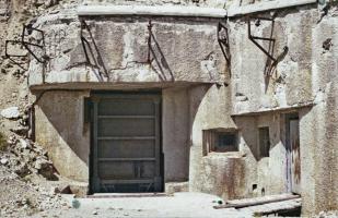 Ligne Maginot - JANUS - (Ouvrage d'artillerie) - Bloc 1
En bas du pont-levis le créneau provisoire pour canon 75/31 tirant vers le Gondran
