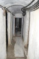 Ligne Maginot - ANCIEN CAMP - (Abri) - Couloir nord
À gauche cuisine, à droite vivres de réserve, à l'arrière-plan chambre pour hommes