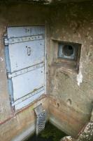 Ligne Maginot - CATTENOM - O20 - (Observatoire d'artillerie) - Entrée de l'observatoire
Noter la passerelle d'accès et le créneau FM de défense rapprochée