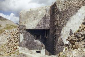 Ligne Maginot - GRANGES COMMUNES - (Ouvrage d'infanterie) - Bloc 2
Le créneau pour fusil mitrailleur et la prise d'air sur la droite.
Une issue de secours débouche dans le fossé