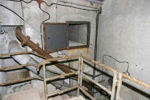 Ligne Maginot - GRANGES COMMUNES - (Ouvrage d'infanterie) - Bloc 2
Le système de prise d'air de l'ouvrage à droite; sur la gauche, les tuyaux d'évacuation de l'air vicie et des gaz d'échappement aboutissant dans la cheminée d'évacuation