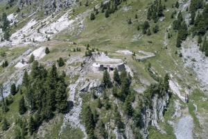 Ligne Maginot - LAVOIR - (Ouvrage d'artillerie) - Vue aérienne générale depuis l'Est
De droite à gauche : entrée hommes, B1, bloc cheminée, B2, B3, B5