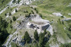 Ligne Maginot - LAVOIR - (Ouvrage d'artillerie) - Bloc 1 et bloc cheminée
Les blocs 2, 3 et 5 se devinent à l'arrière plan