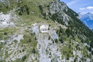 Ligne Maginot - LAVOIR - (Ouvrage d'artillerie) - Vue aérienne générale depuis le Sud
De droite à gauche : bloc 1, 2, 3 et 4