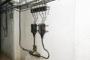Ligne Maginot - LAVOIR - (Ouvrage d'artillerie) - Bloc 5
Etage inférieur
La distribution de l'éclairage du bloc