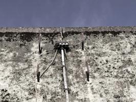 Ligne Maginot - BREHAIN OUEST (C2 DE L'OUVRAGE DE BREHAIN) - (Casemate d'infanterie - Simple) - L'alimentation électrique en façade depuis le transformateur extérieur du CENE.
NB : le câble a été remplacé après guerre
