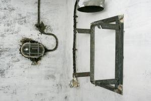 Ligne Maginot - CHARMAIX - (Central téléphonique isolé) - Eclairage 
Un support de lampe à pétrole et une vernie electrique