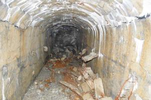 Ligne Maginot - REVETS - (Ouvrage d'infanterie) - La galerie principale vers l'entrée (le dortoir), à l'arrière-plan l'éboulement de la galerie.
Les constructions au premier plan sont les restes des lits
