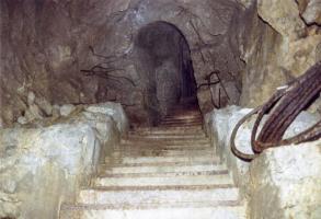 Ligne Maginot - AMODON - (Abri) - Escalier Nord
L'avancement des travaux est parfaitement visible sur ce cliché. L'entrée est bétonnée alors que vers le bas seul l'escalier est coulé.
Le câble roulé est l'une des arrivées téléphoniques de l'abri