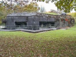 Ligne Maginot - BOIS KARRE - A12 - (Ouvrage d'infanterie) - Vue des chambres de tir Est
Particularité de la facade Est: les deux chambres de tit décalées flanquant l'une vers les casemates de Basse Parthe, l'autre vers la Bretelle de Cattenom restée à l'état de projet