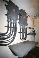 Ligne Maginot - BOIS KARRE - A12 - (Ouvrage d'infanterie) - Le central téléphonique 
Répartiteur téléphonique et boitier de protection du central
Le panneau mural au fond n'est pas d'origine, l'ouvrage était doté d'un panneau pour 32 circuits