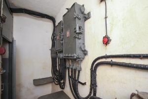 Ligne Maginot - BOIS KARRE - A12 - (Ouvrage d'infanterie) - Le central téléphonique 
Répartiteur téléphonique et boitier de protection du central