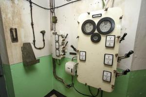 Ligne Maginot - BOIS KARRE - A12 - (Ouvrage d'infanterie) - Tourelle de mitrailleuses
L'étage intermédiaire 
Le tableau électrique de la tourelle