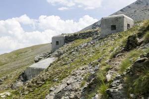 Ligne Maginot - FREJUS - (Ouvrage d'infanterie) - Vue d'ensemble
L'entrée sur le bas de la photo à droite; sur le haut, le bloc 1 à gauche et le bloc sortie
 de secours à droite