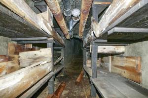 Ligne Maginot - FREJUS - (Ouvrage d'infanterie) - Le casernement, 
Couchage pour la troupe. Noter les radiateurs du chauffage central et la ventilation