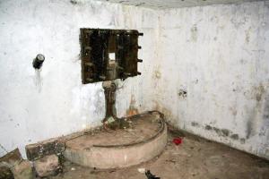 Ligne Maginot - DAMBACH EGLISE - (Blockhaus pour arme infanterie) - Créneau pour mitrailleuse Hotchkiss 8mm mle 1914 doté d'une plaque d'embrasure type N
(Photo avant rénovation)